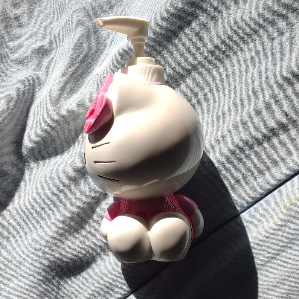 Sanrio Hello Kitty Soap Dispenser! - Picture 3 of 9